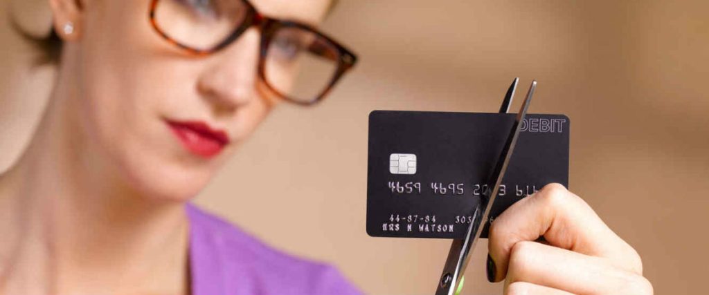 creditos a reportados mujer cortando tarjeta de credito